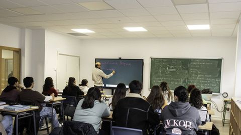 Imagen de alumnos del IES Pedras Rubias, en Pontevedra, durante una clase.