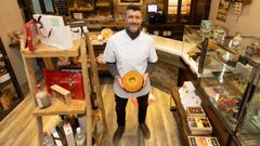 Juan José Vázquez, en su negocio con una torta de millo, producto estrella de su local y de Guitiriz