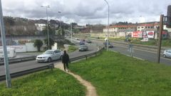 Peatones intentando cruzar desde la zona de Pedralonga y Eir�s hasta la de Palavea (Alcampo)