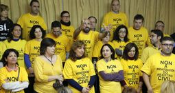 Un centenar de funcionarios de Xustiza de Vigo iniciaron ayer una campa�a contra la privatizaci�n del Registro Civil. 