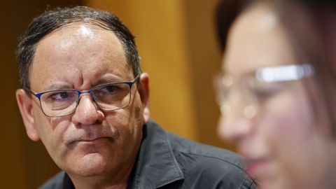 Juli�n Garc�a, el conserje del bloque calcinado en el barrio de Campanar, en Valencia, este viernes en una reuni�n con la presidenta de las Cortes Valencianas, Llanos Mass�.