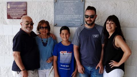 Ruperto Álvarez, junto a su familia junto a la placa dedicada por Ribadesella a los descubridores de Tito Bustillo