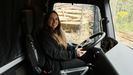 Yolanda Garc�a, al volante del cami�n en el que transporta madera para la empresa de su padre, Maderas Argimirio
