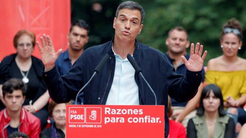 El presidente del Gobierno, Pedro S�nchez, durante su primer acto p�blico del PSOE desde que accedi� a la jefatura del Ejecutivo y coincidiendo con sus cien d�as de gesti�n desde que prometi� el cargo ante el Rey, hoy en Oviedo