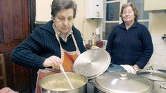 Mar�a Luz Otero ?� esquerda? e a s�a prima Olga Rodr�guez traballando na coci�a do restaurante no 2013, cando o negocio foi galardoado cun dos premios Gastronom�a de Galicia