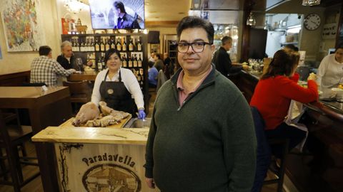 El propietario del restaurante Paradavella, Fernando Fern�ndez, dice que est� desbordado de trabajo con los cocidos.  