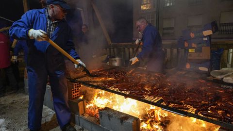 Chourizos a la brasa en Castro Caldelas.