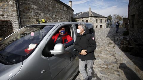 Hasta que llegó la pandemia, el taxi de O Rubio operaba durante todo el día y apenas tenía tiempo para comer