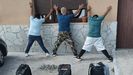 Los tres colombianos detenidos, en el momento de ser interceptados por la Polica Local de A Pobra.