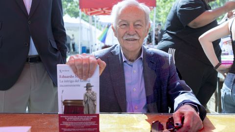 Eduardo Mendoza firmando libros en Barcelona