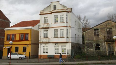 Avenida de Telleiras, 19. En Caranza, frente a la escuela militar Antonio de Esca�o, 100.000 euros. Bajo, dos plantas y bajocubierta, con parcela de 100 metros cuadrados. Buena ubicaci�n para pisos de alquiler.
