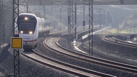 La línea de alta velocidad entre Santiago y Ourense, y el eje atlántico, se explotan en ancho ibérico