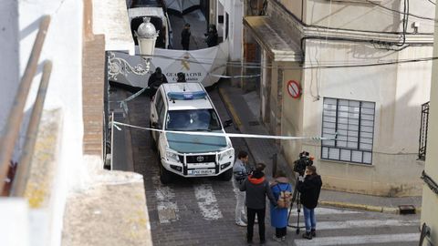 Miembros de la Guardia Civil en el portal n�mero 5 donde este domingo se cometi� el asesinato de un menor de 13 a�os en la localidad valenciana de Sueca.