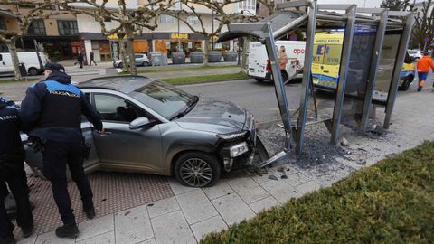 El turismo se empotr� contra una marquesina en Ram�n Ferreiro