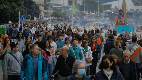 Paseo martimo de Riazor, con la falla de San Xoan al fondo