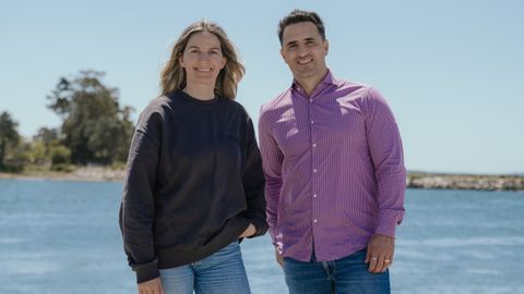 Emma Lustres, productora de Vaca Films, y Diego valos, vicepresidente de contenidos de Netflix en Espaa, en el rodaje de Clanes 2 en Vilanova de Arousa