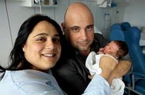 Lara Vigo Cora, nacida en el hospital de Viveiro, con sus padres Mar�a y David.