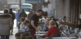 Numerosos ciudadanos aprovecharon el sol de ayer para tomar algo en las terrazas de la Marina. 