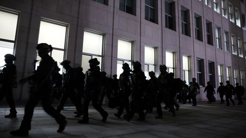 Los militares, en el exterior del Parlamento. 