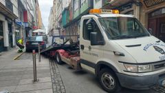 La gr�a retira un coche mal aparcado en la calle Sol