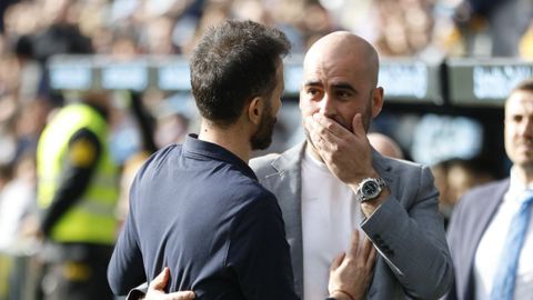 Claudio Gir�ldez y Carlos Corber�n, salud�ndose en el partido de vuelta.