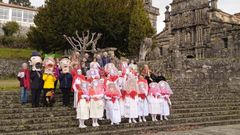 Madamitos y madamitas ante la iglesia de Santa Mara la Real.