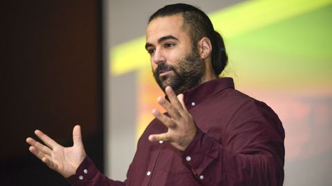El emprendedor de agricultura biointensiva Aitor Fajardo, ayer, en el IES S�nchez Cant�n de Pontevedra