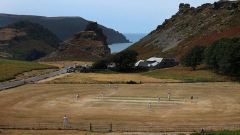 Varias personas juegan al cr�quet en el terreno reseco del Lynton & Lynmouth Cricket Club, en Lynton (Reino Unido), despu�s de que la Agencia de Medio Ambiente brit�nica declarara que m�s del 70 % de Inglaterra se encuentra en situaci�n de sequ�a.