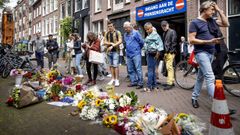 Ciudadanos neerlandeses dejan en el lugar del crimen flores, velas y mensajes de apoyo a De Vrien