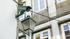 Una de las nuevas c�maras con inteligencia artificial para el control de la movilidad en el centro hist�rico de Santiago