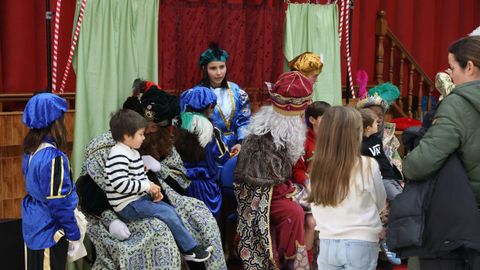 Los Reyes Magos en su primer encuentro ayer con los ni�os de Ferrol.