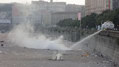 Las playas de Riazor y Orz�n amanecieron llenas de basura tras la noche de San Xo�n