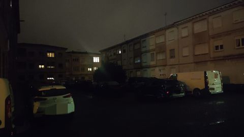Imagen de una zona del barrio de Ceares desprovisto de alumbrado p�blico tomada la pasada noche