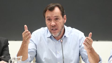 El ministro de Transportes y Movilidad Sostenible, �scar Puente, durante una rueda de prensa, en la sede del Ministerio, en Madrid, este viernes.