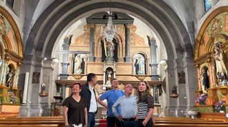Visita al interior del templo; a la derecha de la imagen, la delegada territorial de la Xunta, Marina Aneiros.