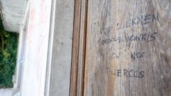 Basura, cristales rotos y hasta un cartel que advierte del desastre en las casas escombro de la carretera de Castilla
