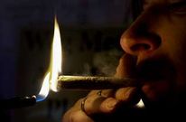 Una holandesa fuma cannabis en una cafeter�a de �msterdam.