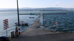 La batea donde la cofrad�a guardaba la cr�a de almeja est� fondeada cerca de uno de los muelles de Rianxo, como puede verse al fondo en esta imagen de archivo