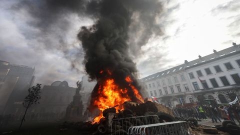 Otra de las im�genes de la protestade los agricultores europeos en Bruselas