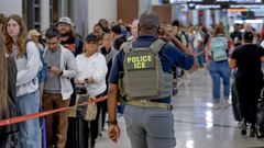 Las largas colas en los filtros de seguridad de los aeropuertos se repitieron pese al despliegue de los agentes del ICE.