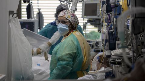 Sanitarios en una unidad de cuidados intensivos en Madrid