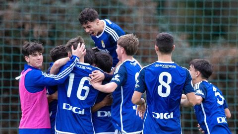 Los jugadores del juvenil A celebran uno de los goles al Deportivo