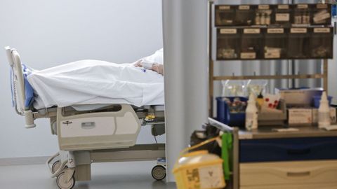 Imagen de archivo de un paciente en una camilla en el HULA.