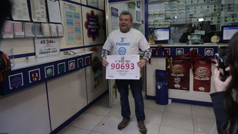 El lotero C&eacute;sar Qui&ntilde;ones vendi&oacute; 230 d&eacute;cimos del 90693, tercer premio del sorteo de la loter&iacute;a de Navidad