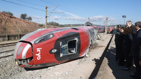 Los reyes observan la cabecera del ten Iryo accidentado