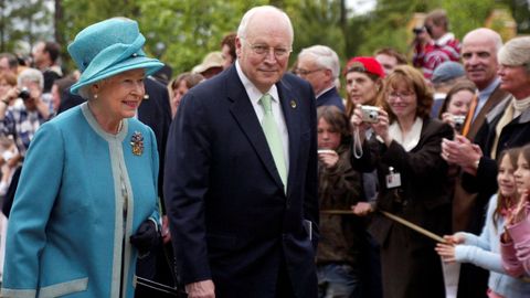 Dick Cheney e Isabel II en Williamsburg, Virginia, en el año 2007