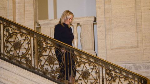 Michelle O?Neill baja por las escaleras de la Asamblea de Stormont.