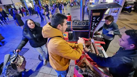 En el puesto frente a la Farola, al lado de la calle del Prncipe, despachan Elsa y sus ayudantes.  