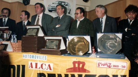 Entrega de premios en la cuarta edici�n del Rali de Nar�n, con Moncho Pad�n segundo por la izquierda