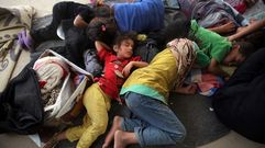 Ni�os descansando en un campo de refugiados de Faluya